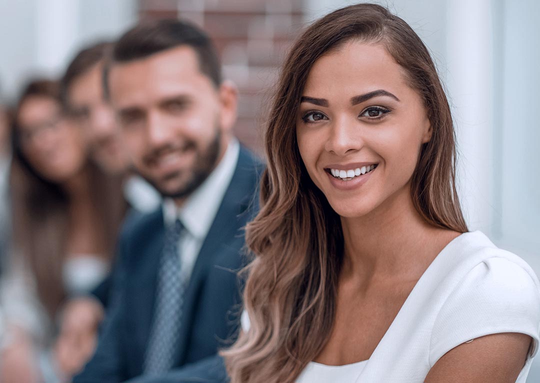 young business woman on the background of the office mujer negocios
